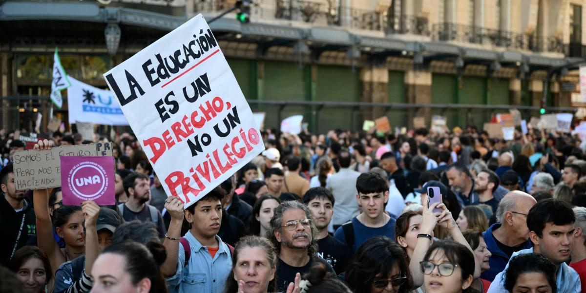 Argentina Vive Masiva Manifestaci N En Defensa De La Universidad