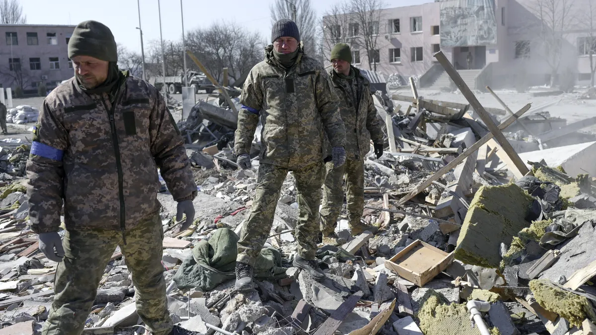 Misil impacta centro comercial