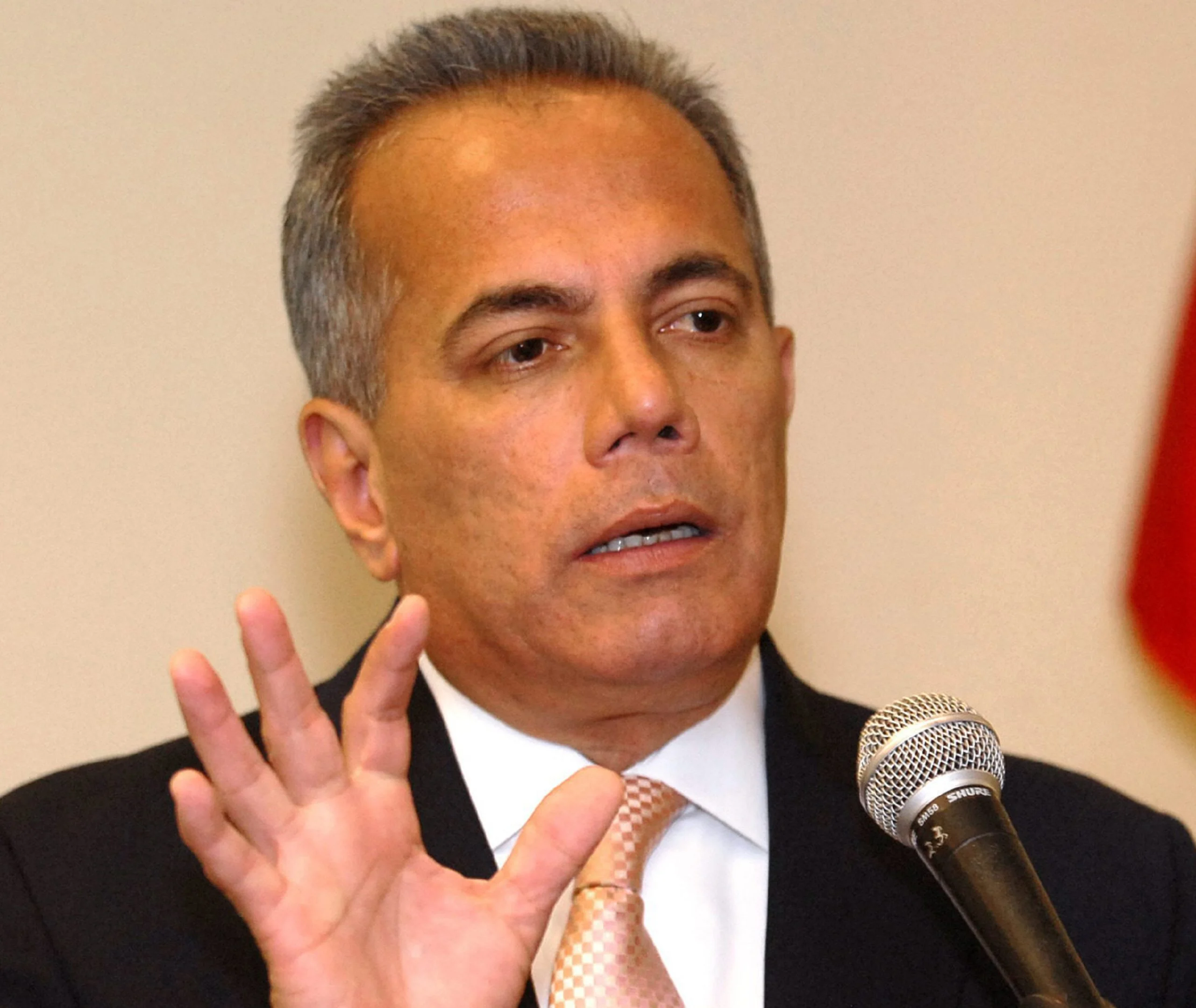 Rosales encabeza encuesta