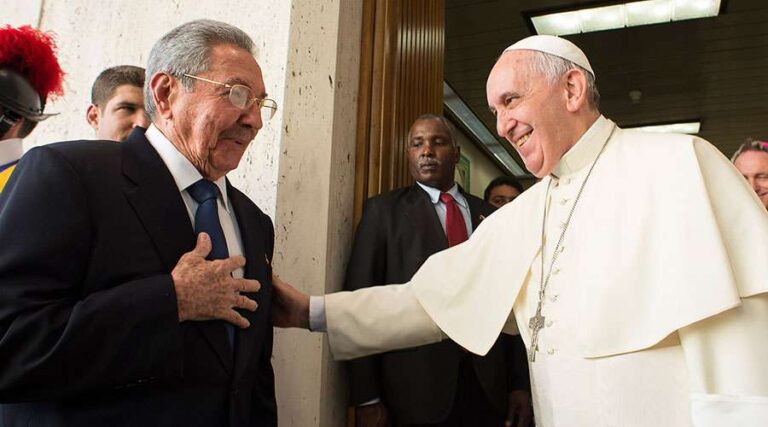 El Papa y Raúl Castro