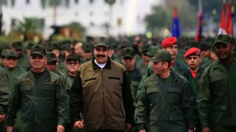Maduro podrá vestir de militar