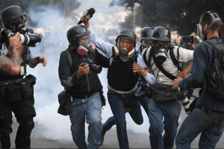 Condenan represión a periodistas