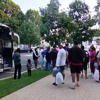 Autobuses con migrantes venezolanos a casa de Kamala