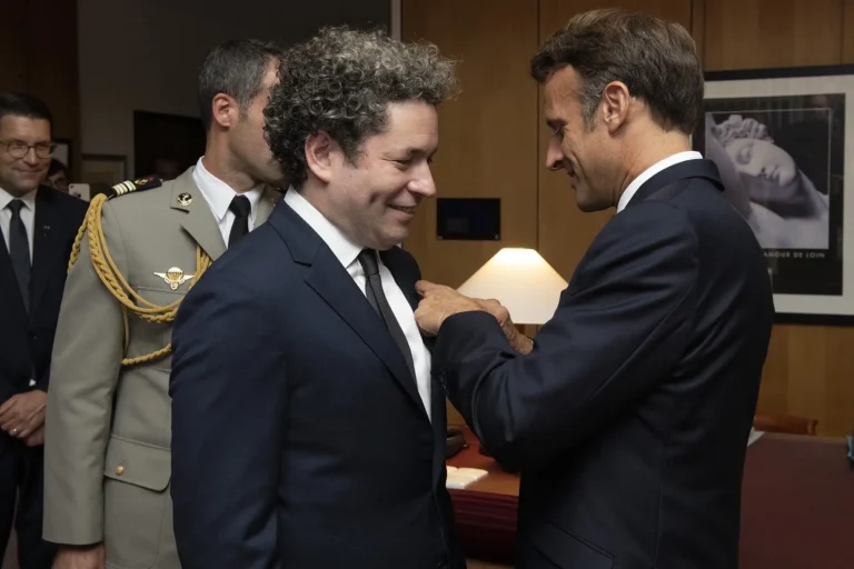 Macron entrega premio a Dudamel