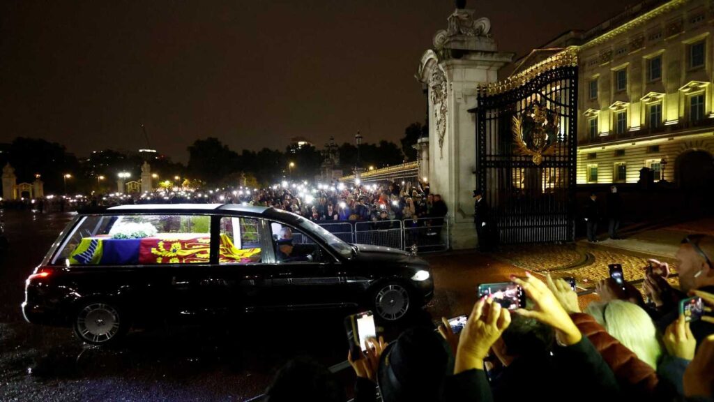 Féretro de la Reina llega a Londres