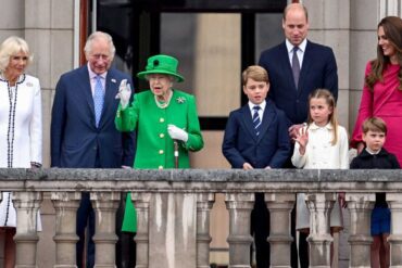 Sobre héroes, tumbas y otros enredos monárquicos