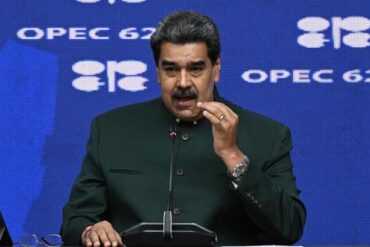 Maduro ofrece garantías a inversores