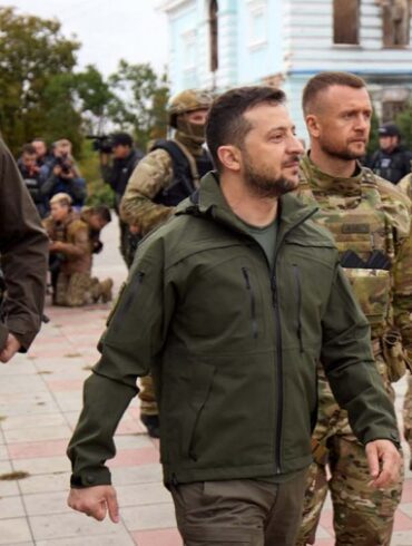 Zelenski visita Izium