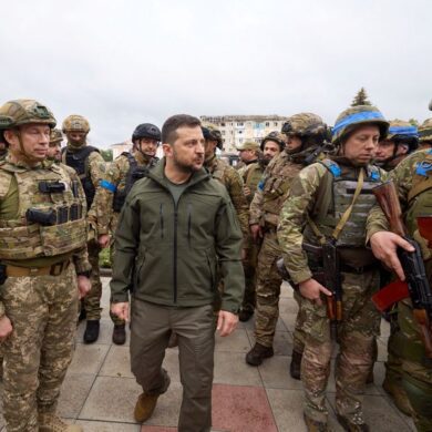 Encuentran fosas comunes en Izium