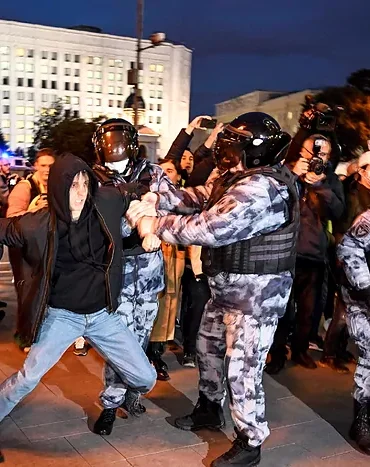 Mil detenidos por protestar en Rusia