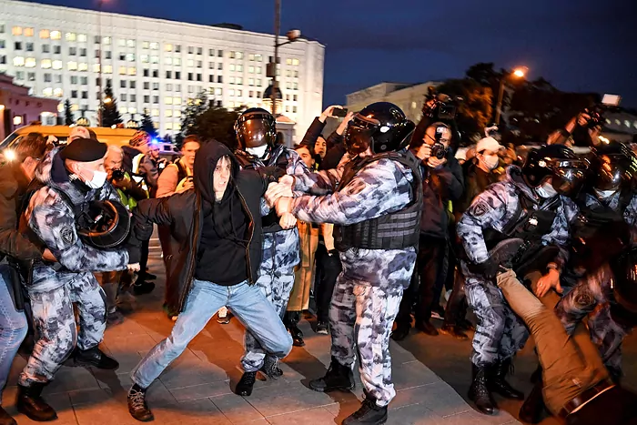Mil detenidos por protestar en Rusia