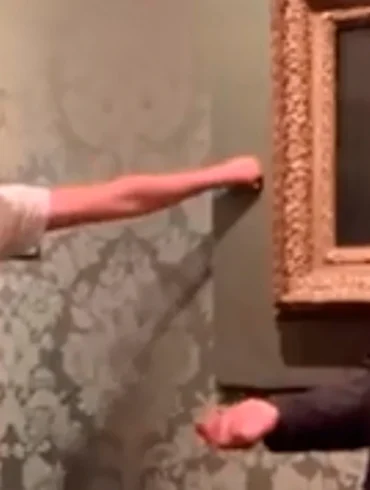 Atacan cuadro La joven de las perlas