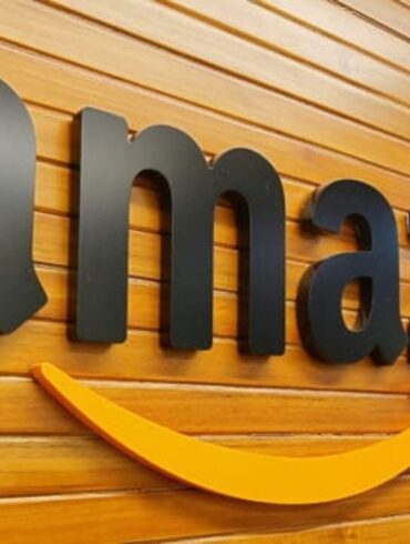 Caen acciones de Apple y Amazon