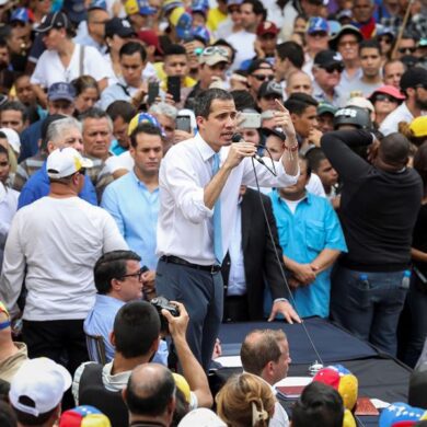 Guaidó encabeza marcha hacia el CNE