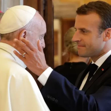 Macron pide al Papa interceder por la guerra