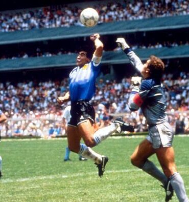 Subastan balón de la Mano de Dios