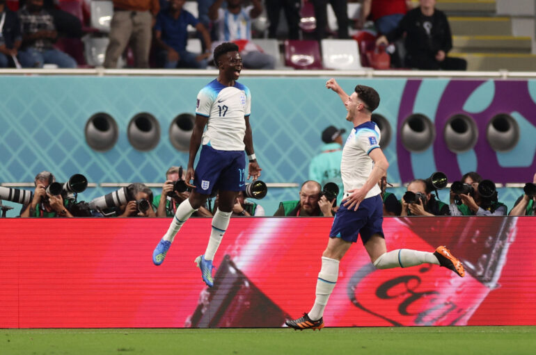 Inglaterra celebra gol ante Irán.