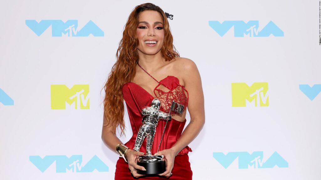 Anitta triunfa en loa EMA