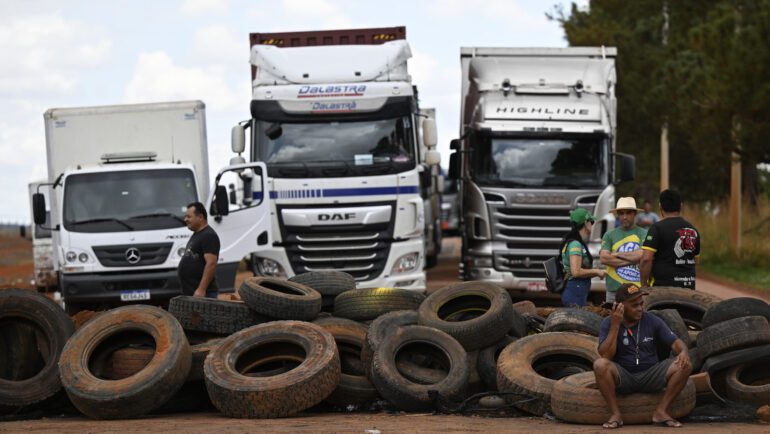 Bolsonaro pide desbloquear carreteras