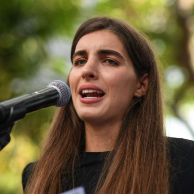 Esposa de Saab a la mesa de negociación