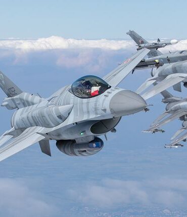 Selección polaca escoltada por F-16