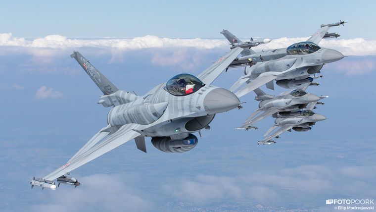 Selección polaca escoltada por F-16