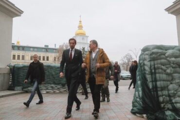 Ministro neerlandés a un refugio por ataques