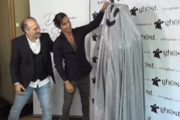 Julio Iglesias Jr. presenta a su novia como una estatua