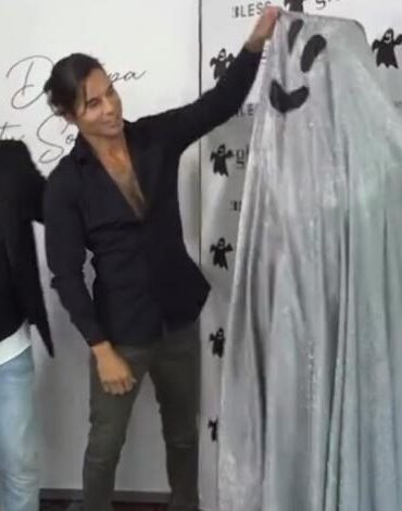 Julio Iglesias Jr. presenta a su novia como una estatua