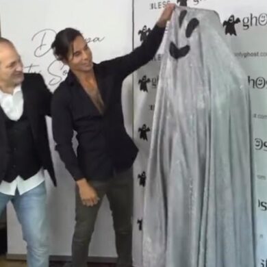 Julio Iglesias Jr. presenta a su novia como una estatua