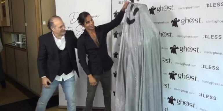 Julio Iglesias Jr. presenta a su novia como una estatua