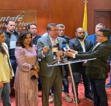 Pérez Vivas se lanza desde Bogotá