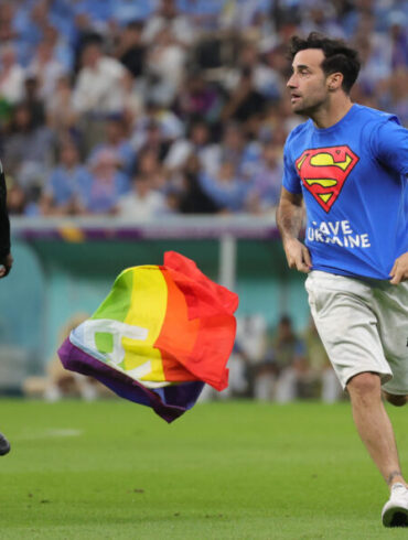 Espontáneo se lanza al campo