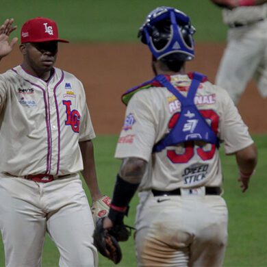 Tiburones quita invicto al Caracas