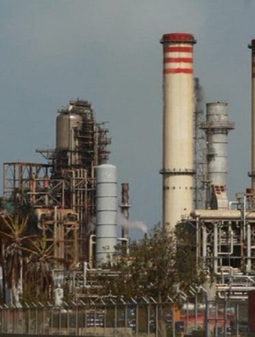 Amuay detiene producción de gasolina