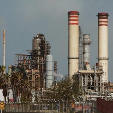 Amuay detiene producción de gasolina