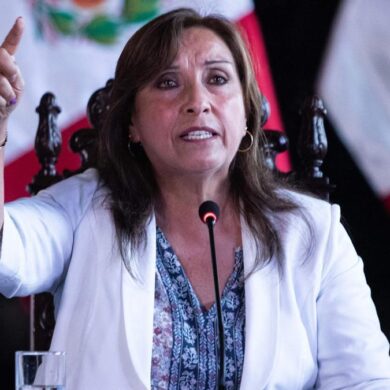 Apueban adelantar elecciones en Perú