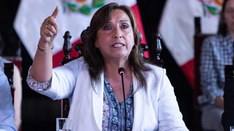 Apueban adelantar elecciones en Perú