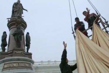 Desmontan monumento de Catalina