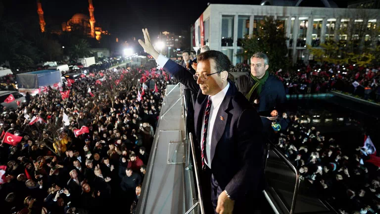 Condenan opositor de Erdogan
