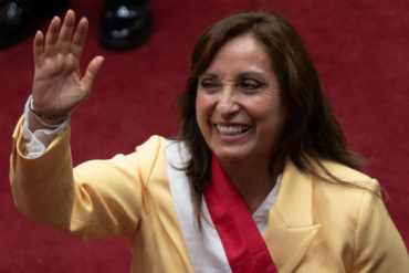 Dina quiere adelantar elecciones en Perú