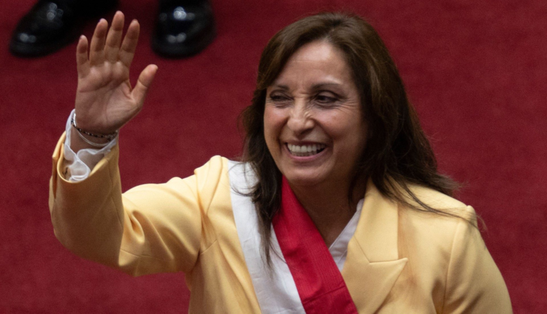 Dina quiere adelantar elecciones en Perú