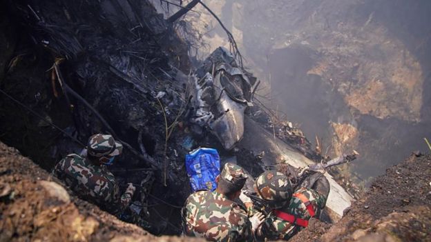 Cae avión en Nepal