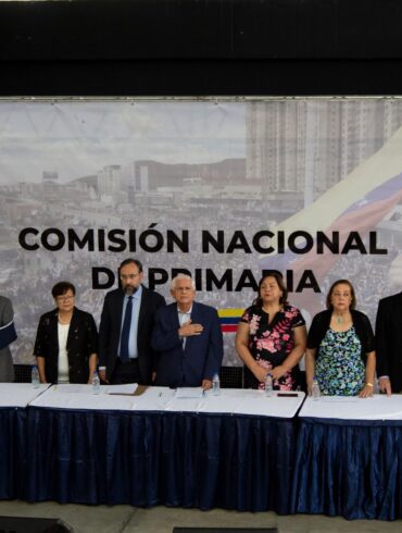 Oposición niega recibir recursos del exterior