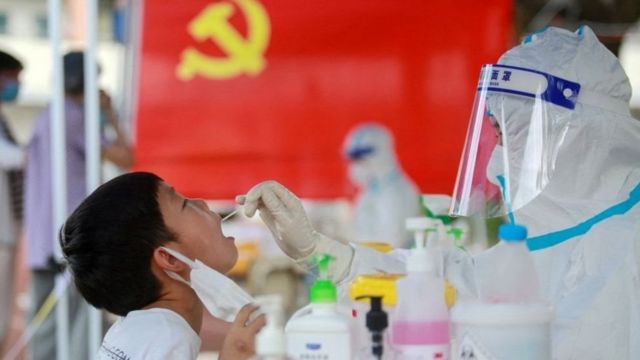 Bajan cifras de contagio de Covid en China