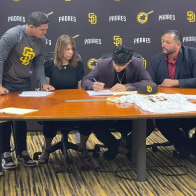 Joven promesa firma contrato