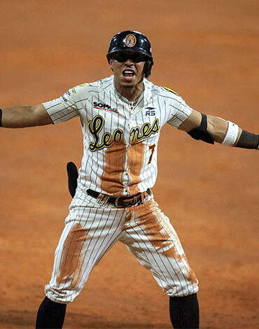 Leones logra primera victoria de la final