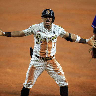 Leones logra primera victoria de la final