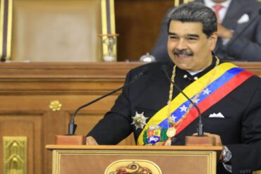 Maduro condiciona seguir en el diálogo