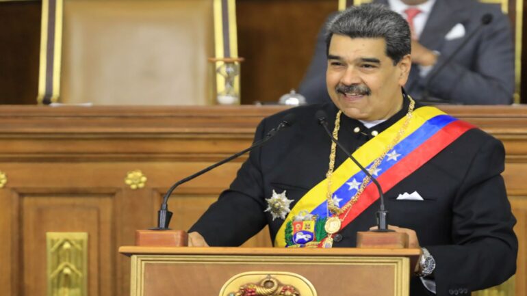 Maduro condiciona seguir en el diálogo